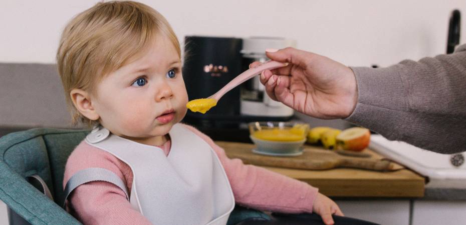 Everything you need to know about feeding babies between 4 and 6 months old