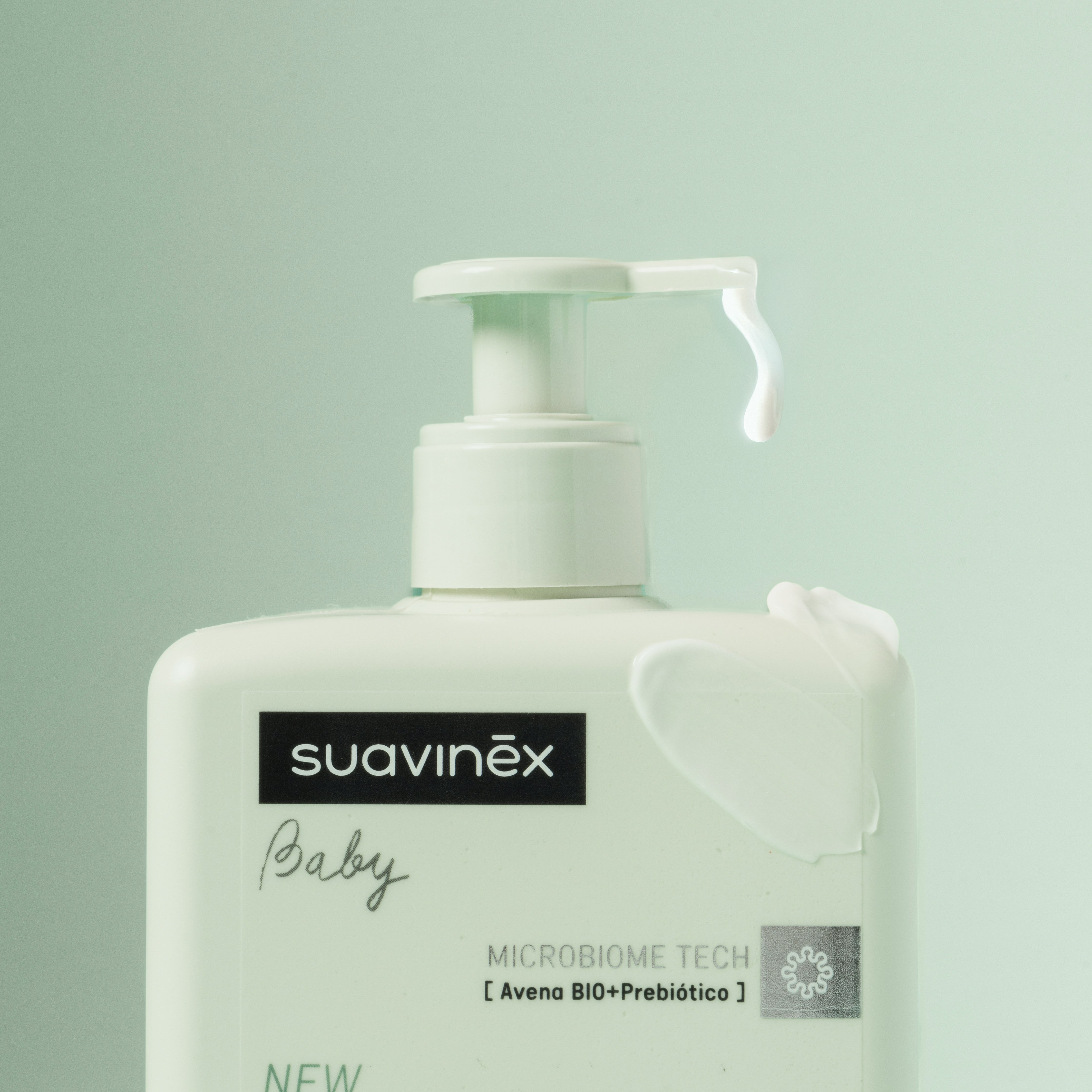 Suavinex moisturizing body milk with pump on a light green background